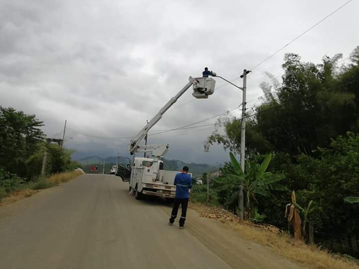 GadACalderon's tweet photo. Continuamos trabajando por el bienestar de nuestra Parroquia y sus comunidades.
Es así como nuestro compromiso con la ciudadanía no ha acabado a pesar de la emergencia sanitaria.
Agradecemos a CNEL. EP Manabí por el apoyo y trabajo que viene realizando en nuestra parroquia. https://t.co/zyk64G4yTN