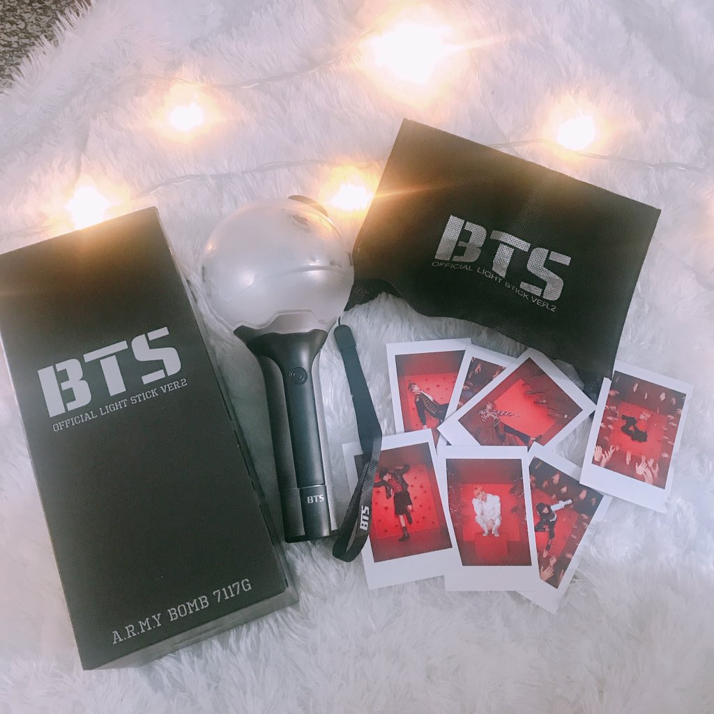 rizkyamalyap's tweet photo. Army bantu RT ya 💜🙏
Aku mau jualin sisa merch yg belum ke jual
1. Album LY tear pc yoongi 200k
2. Album LY her pc jungkook 180k (minus stiker sedikit)
3. Army bomb ver.2 300k (free unoff pc) Army bomb cuma dipake utk karokean 

Ambil semua 650 aja free ongkir https://t.co/KLKHdAqVIg