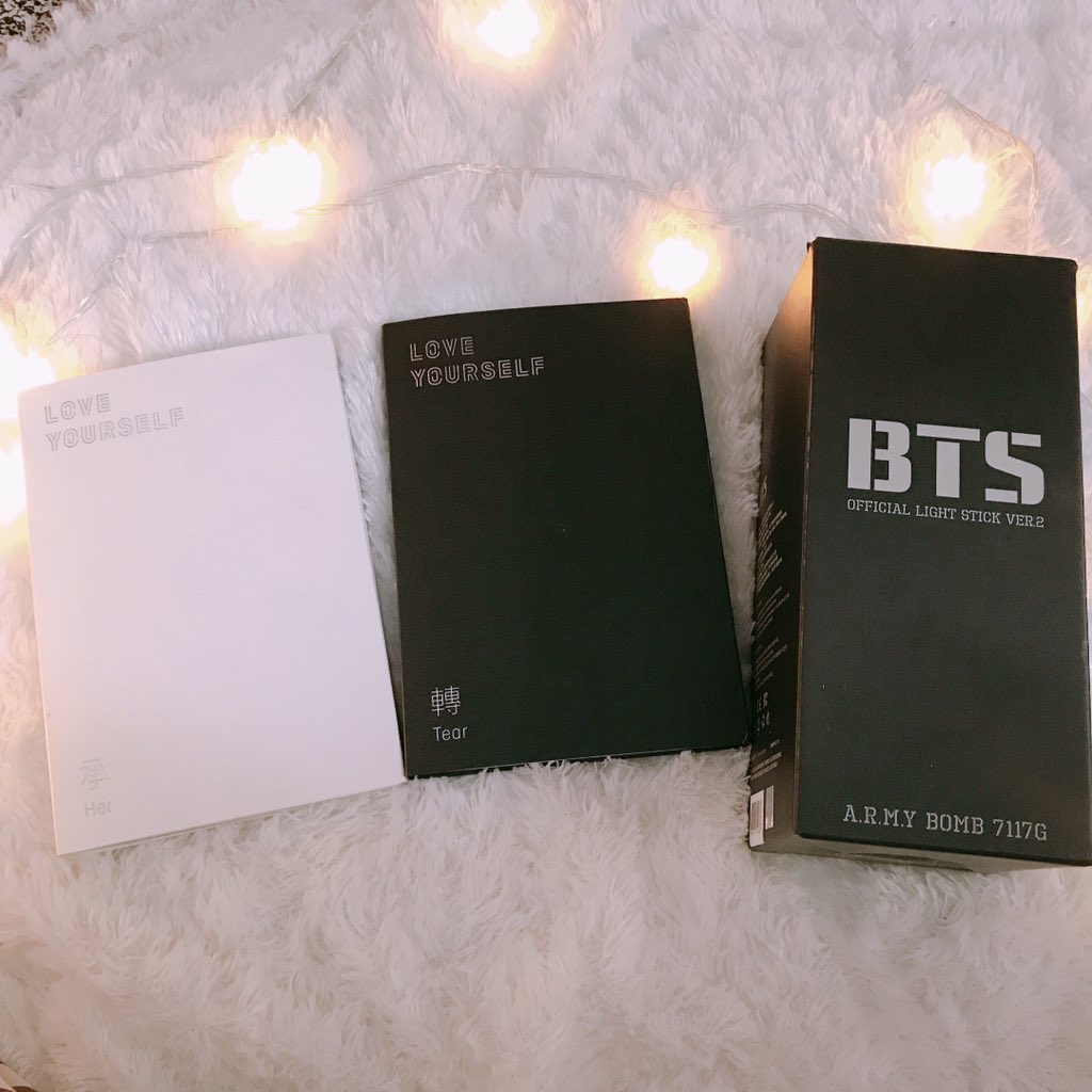 rizkyamalyap's tweet photo. Army bantu RT ya 💜🙏
Aku mau jualin sisa merch yg belum ke jual
1. Album LY tear pc yoongi 200k
2. Album LY her pc jungkook 180k (minus stiker sedikit)
3. Army bomb ver.2 300k (free unoff pc) Army bomb cuma dipake utk karokean 

Ambil semua 650 aja free ongkir https://t.co/KLKHdAqVIg