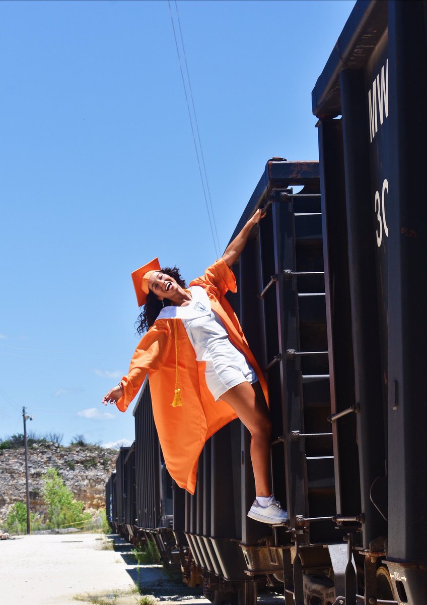 izzijoo's tweet photo. OFF TO CHANGE THE WORLD! SEE YOU SOON @UCSanDiego 💙💛
Thank you @NISDBrandeis for all the great memories <3 Madam President OUTTTT https://t.co/woTHZRWsxY