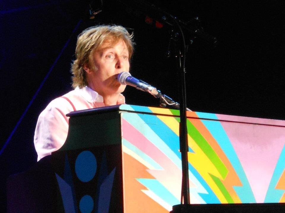 Classicstone's tweet photo. Feliz cumpleaños, @PaulMcCartney! De los más grandes músicos de la era moderna, maravilloso cantante, multiinstrumentista y en especial uno de los mejores compositores de canciones! Celebramos la fecha recordando el fantástico concierto que dio en Bogotá en 2012:
📸 @SandraOjedaT https://t.co/65ti4sIsR5