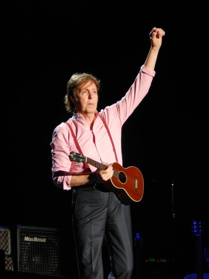 Feliz cumpleaños, <a href="/PaulMcCartney/">Paul McCartney</a>! De los más grandes músicos de la era moderna, maravilloso cantante, multiinstrumentista y en especial uno de los mejores compositores de canciones! Celebramos la fecha recordando el fantástico concierto que dio en Bogotá en 2012:
📸 <a href="/SandraOjedaT/">Sandra Ojeda Tovar</a>