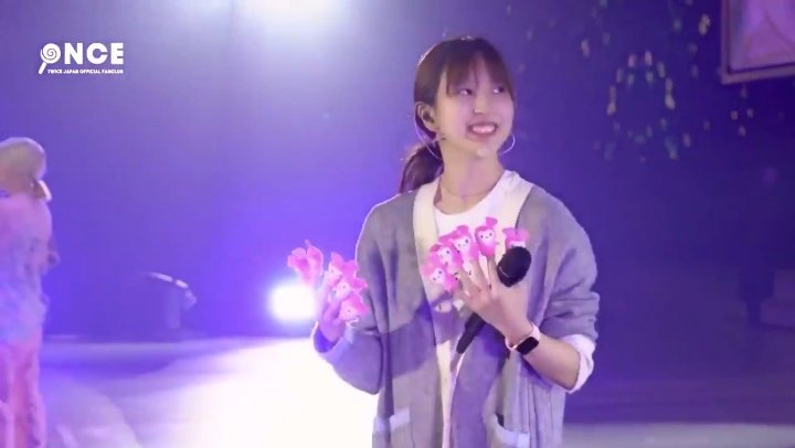 OtherYours's tweet photo. How Mina notice Chaeyoung voice immediately &amp; turn to look at her And
How she choose Chaeng as the part she likes in More&amp;More
It's Minari's thing, it's Michaeng thing. https://t.co/o4xYQI5Gn7