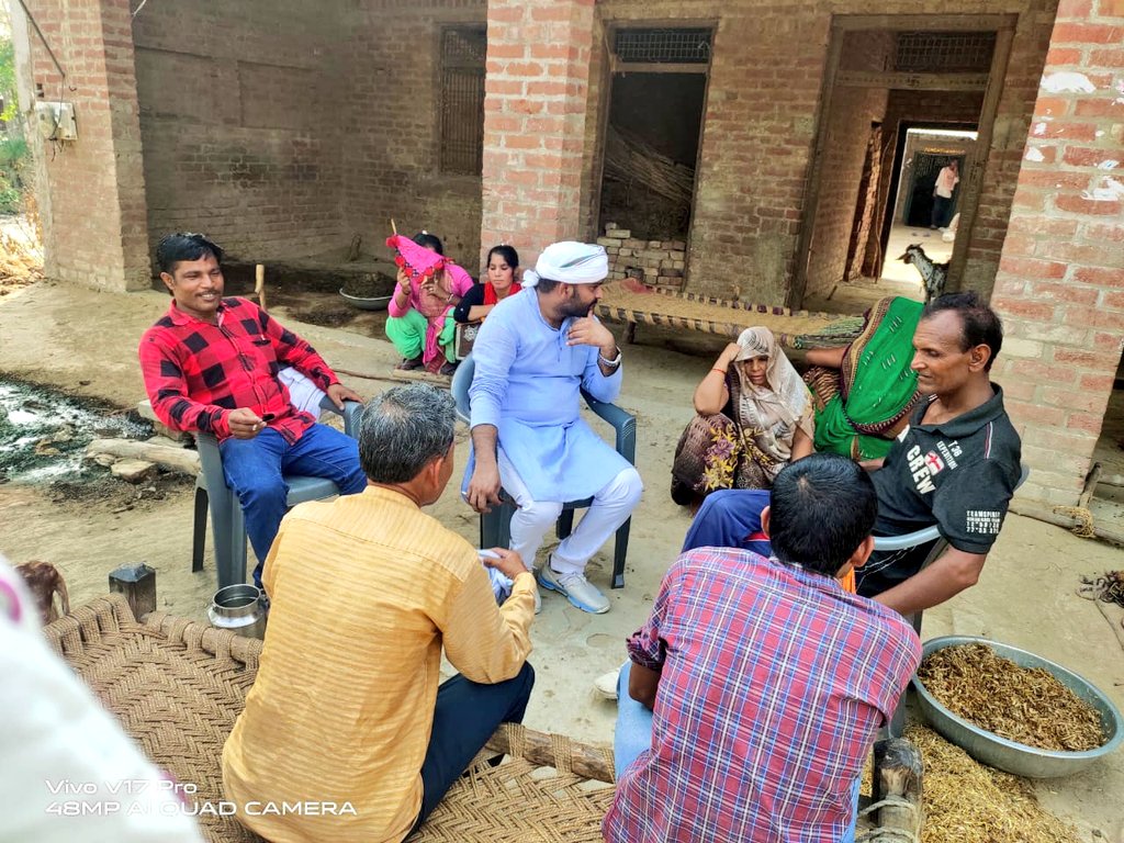 ajeetym's tweet photo. कामयाब होने के लिए , कई बार हमारे पास जो है उसी में शुरुआत कर लेनी चाहिये,
भले ही तैयारी पूरी ना हो , क्योंकि
यह इंतज़ार करने से काफ़ी बेहतर होता है। अपने गांव में अपनों के बीच।
#selfsuccess #selfmotivation
#inspiration #thoughtoftheday #bestquote
@Vivekaap_
@aashishsy https://t.co/AAtchCA5yQ