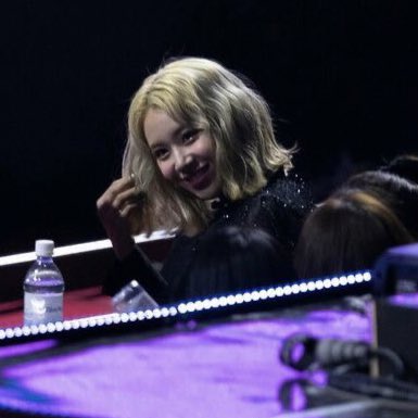 sonchaesthetic's tweet photo. thinking of the time chaeyoung was flirting w chaeyoung https://t.co/DN5GozVJQ5