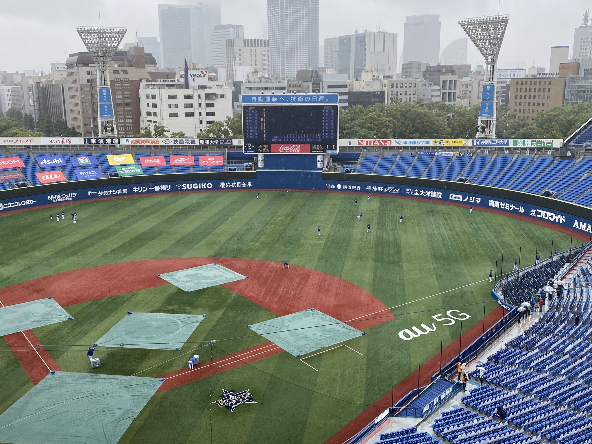 ベイスターズ情報 サンスポ 開幕まであと4時間 横浜スタジアム 依然として雨は降り続いていますが グラウンドで投手陣はキャッチボール 野手陣はノック しっかりと戦う準備を整えています Baystars T Co Pjxv85oc1b Twitter