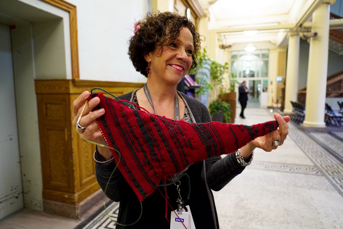 womensart1's tweet image. While listening to council meetings in Montreal, local mayor Sue Montgomery decided to knit in red when men spoke and in green for women. Day 1 results showed a big disparity #womensart