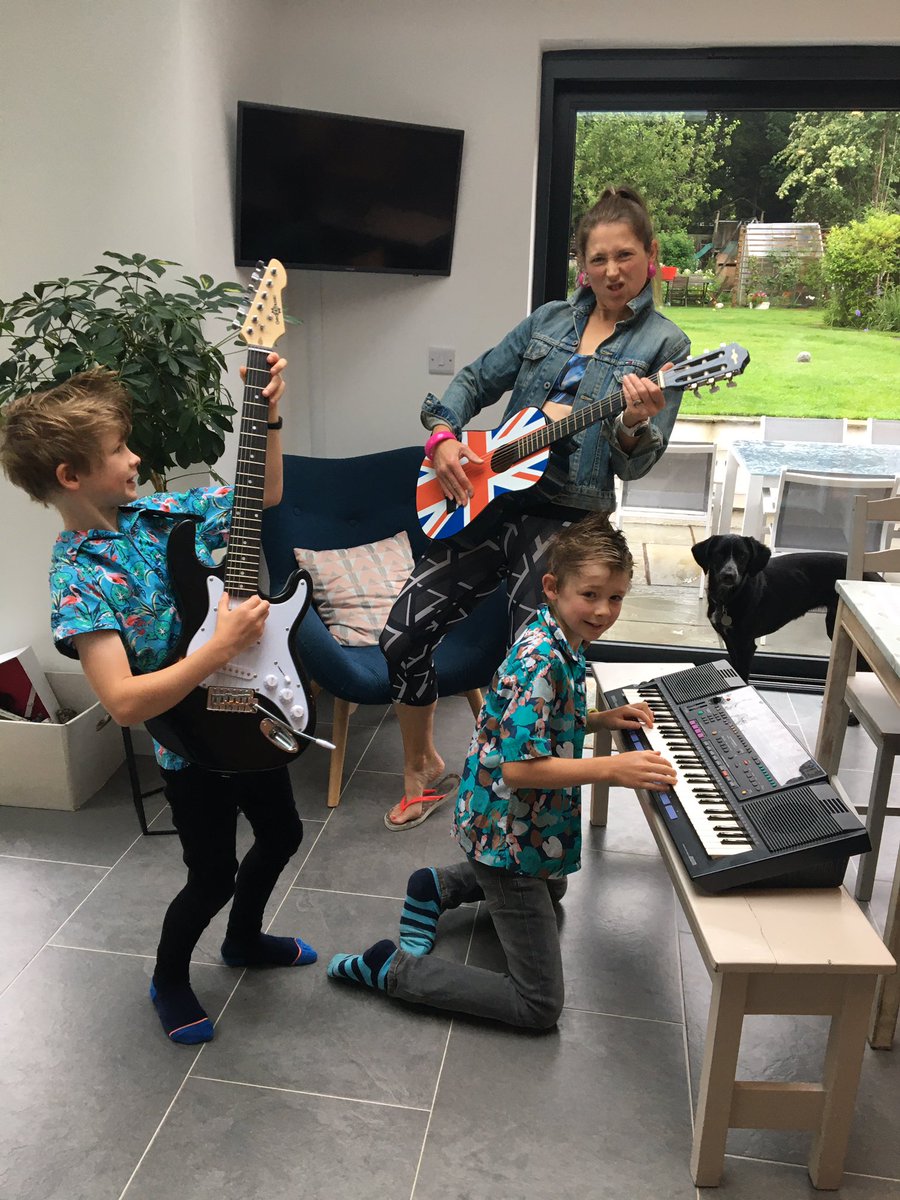 LocalPhysios's tweet photo. @thebodycoach @fouroaksprimary It’s the last fancy dress Friday so we’ve gone all out 80s Rock! Ready to party. 🎸 #pewithjoe #fancydressfriday #fancydresspewithjoe https://t.co/F6rmlS45jY