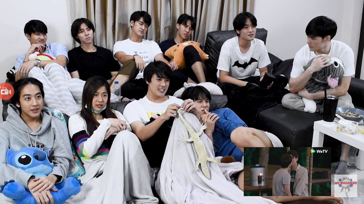 mogumoguaiai's tweet photo. #MyEngineerReactionEP14 見たよ🤦‍♀️💕
最終話だしテンション上がってたのかPePoずっとくっ付いてたね👼💕

とくにCooperくんが終始甘えんboy発動してて萌え🤤❤️
Perくんの足むっちゃ綺麗やな😍短パン(*´´ิД´ิ`)ﾊｧﾊｧ❤️なのにいい所にキャプチャ画面あるからもう😤😤😤ww

#MyPePo https://t.co/ST5bzRXNT5