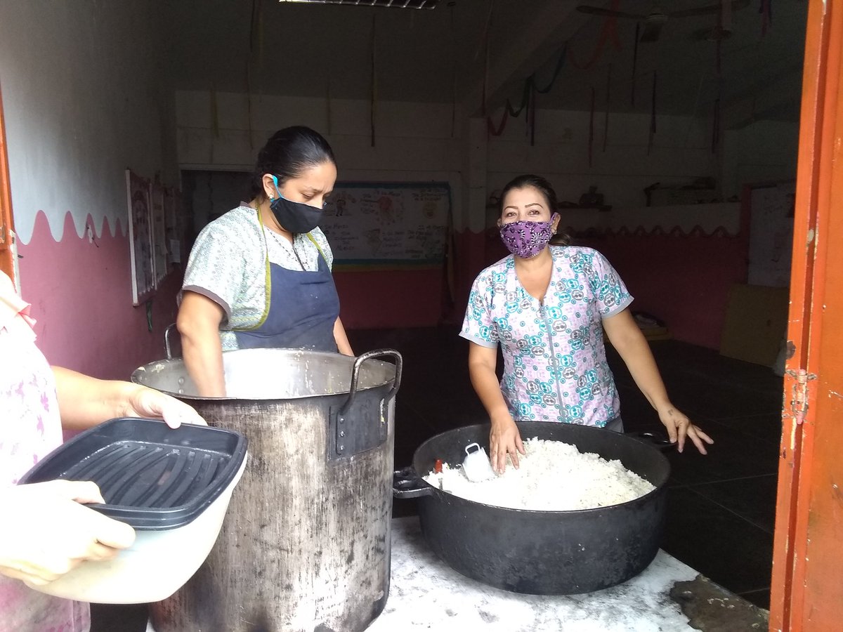 En la cuarentena el PAE sigue atendiendo a los escolares y a las personas más vulnerables de la comunidad de Puente Real. Gracias a Nuestro señor presidente <a href="/NicolasMaduro/">Nicolás Maduro</a> y profesora <a href="/charlychaves/">Charly Rojas Chaves</a> jefe de zona educativa Táchira.#QuedateEnCasa