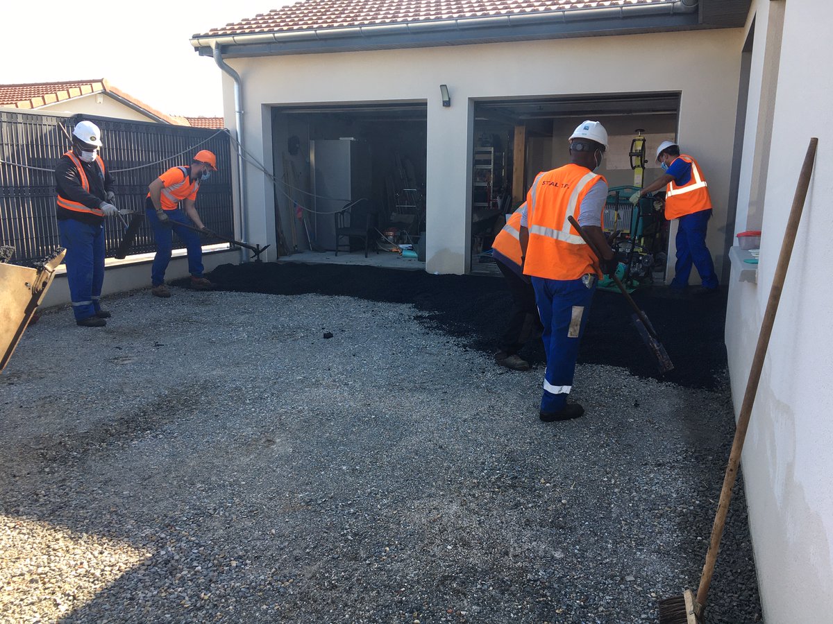 Nos équipes interviennent également chez les particuliers. Réalisation d'une cour en enrobé noir #STALTP