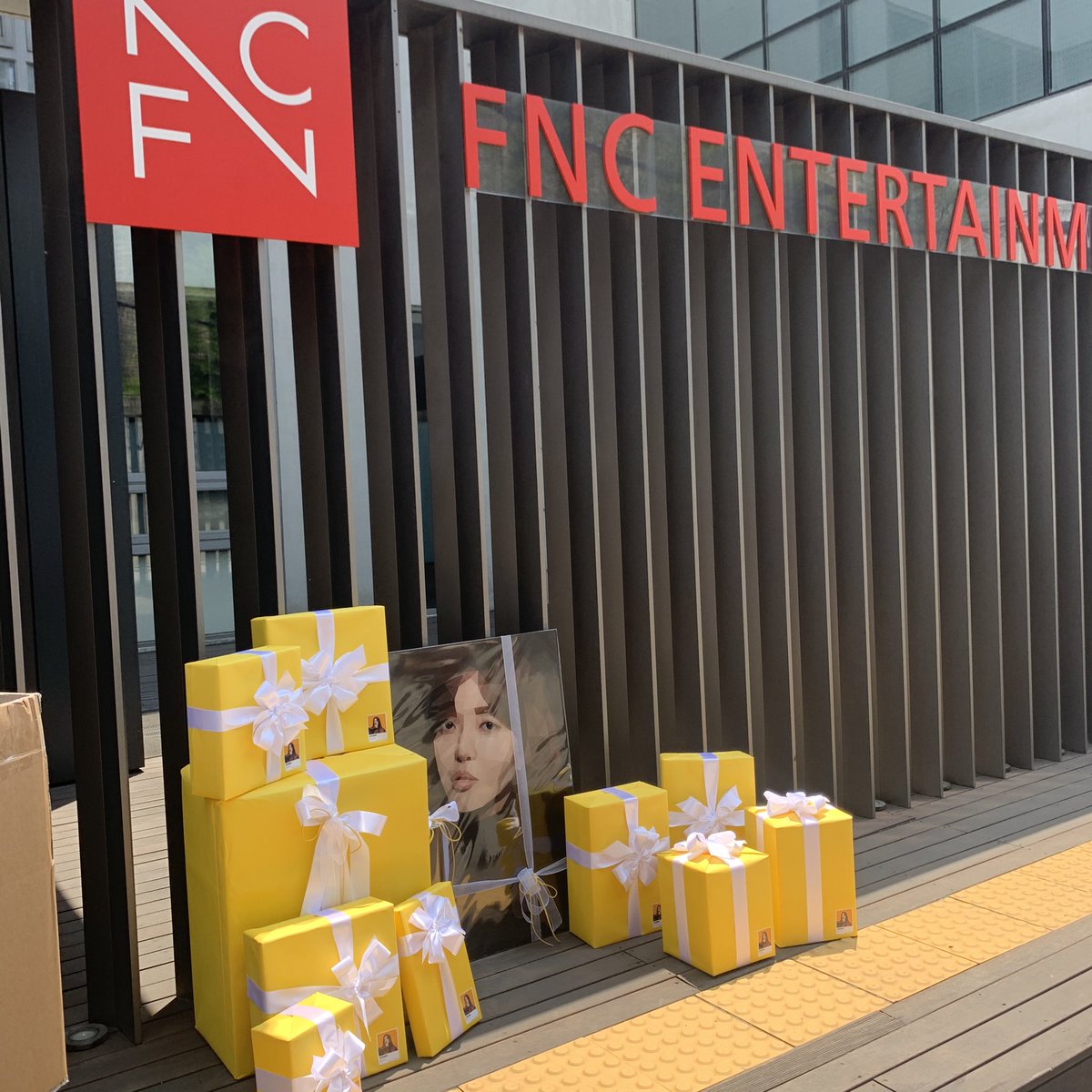 kimchanmi_net's tweet photo. [해피찬미데이❤️]
@Alpaca0809 @yeowusi_kr @maamdol @prievo9 분들과 함께 찬미의 25번째 생일을 축하하기 위한 서포트를 진행하였습니다.

물품 제작에 큰 도움 주신 @cha2a2 님 정말 감사드리고 물품 전달 과정에서 도와주신 모든 분들 감사합니다!
 
김찬미 생일 축하해❤️ #HappyChanMiDay https://t.co/JiljbMYzeh