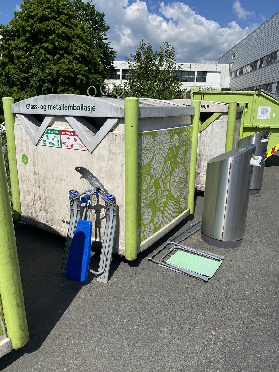 Det MÅ være mulig å lage litt større åpninger i glasscontainerne.