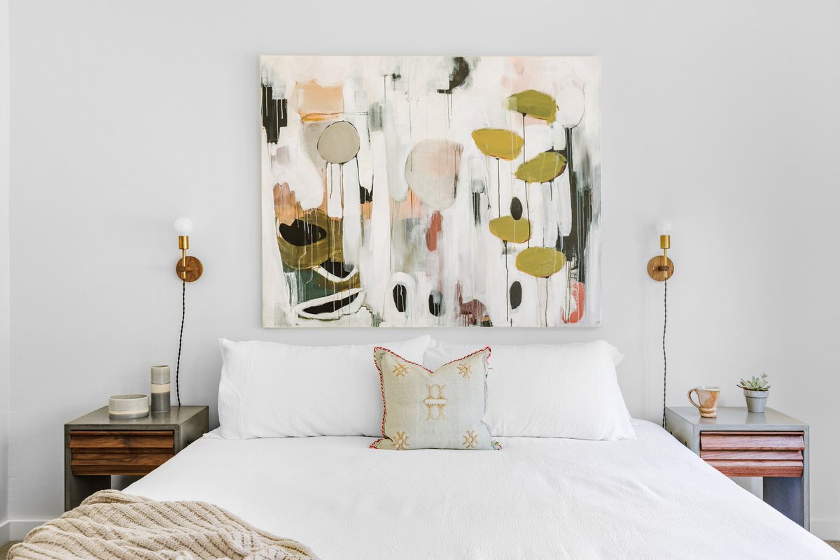 Don't be afraid to accent that one tone wall with a little color!

 #professionalpaintingcompany #prostousingpros #paintersgonnapaint #renovateyourspace #homeimprovement #homedecor #homedesign #utahinteriordesign #interiordesign #thepainterbros