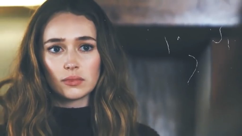 off_my_face_88's tweet photo. @DebnamCarey you’re a queen! https://t.co/nOIWw0NYOE