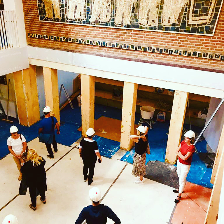hetrijks's tweet photo. Donderdagmiddag mochten we weer een helm opzetten voor een rondje nieuwbouw. Het gaat nu wel heel snel. Over een paar maanden staan we hier gewoon veilig zónder helm de lessen te verzorgen. 🏗 👷‍♀️👷‍♂️ https://t.co/VCtJT6xRMu