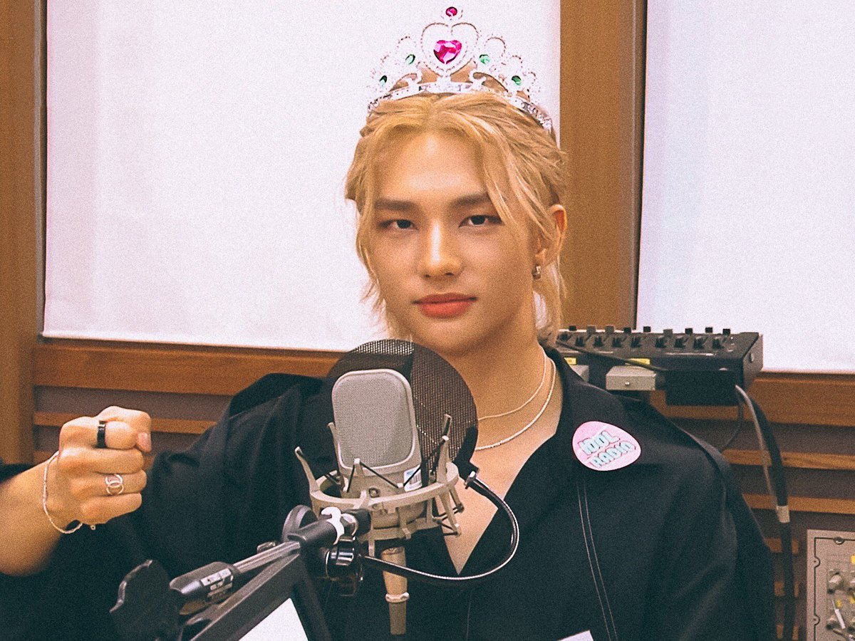 hyunjin’s beautiful long hair; a thread cuz we are all obsessed with him