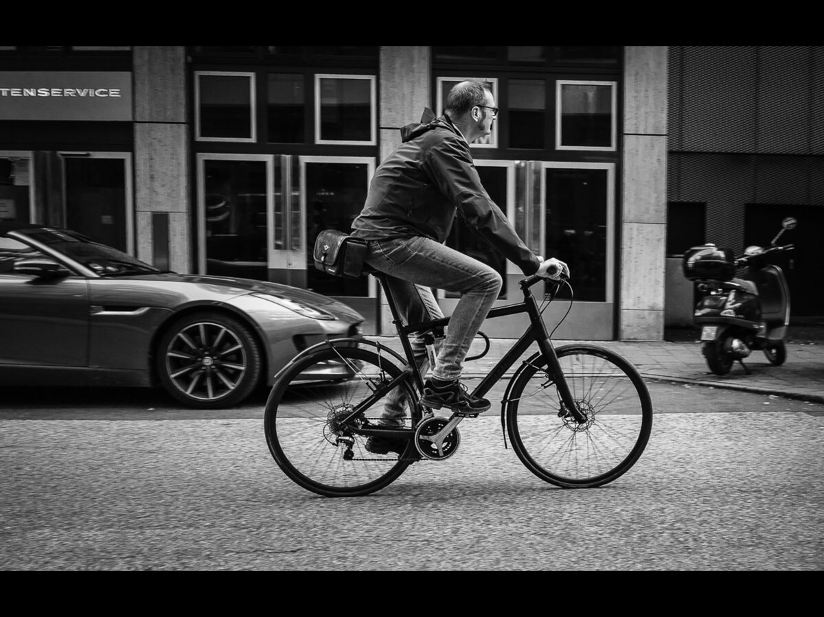 hamburgcam's tweet image. Hey Bryan, when I‘m biking through the urban jungle, I carry my camera, phone, money in my @COSYSPEED Camslinger Streetomatic+ bag around my hip.

It causes zero interferance while biking, keeps the camera safe, and you can draw the cam in a second when that photo op pops up 😊