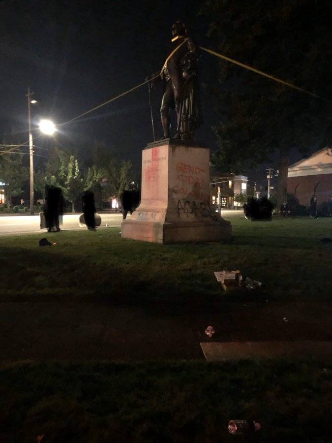 вандалы разрушают статую Джорджа Вашингтона