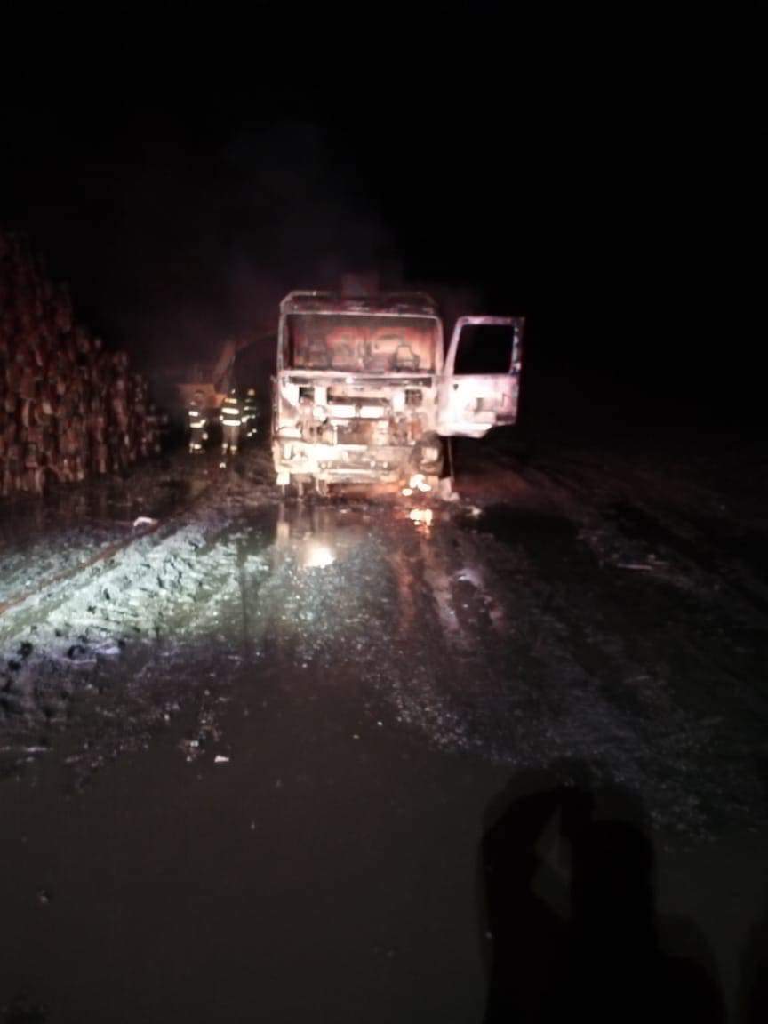 Pabl0Manzanares's tweet photo. Nuevo Atentado terrorista.

En la Forestal Tromen, ubicada en el km.22 de ruta S-40, "#Labranza-#Imperial. En el lugar quemaron 2 camiones y 1 retroexcavadora. El fuego está siendo extinguido por bomberos de la 1°, 2° y 3° Cía. de Nueva #Imperial @alegriagonzaa  @GuillermoVilug2 https://t.co/S2ZFgGmCAU