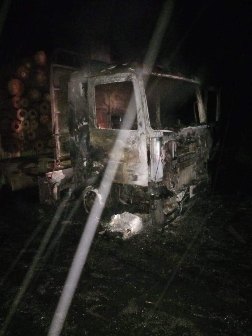 Pabl0Manzanares's tweet photo. Nuevo Atentado terrorista.

En la Forestal Tromen, ubicada en el km.22 de ruta S-40, "#Labranza-#Imperial. En el lugar quemaron 2 camiones y 1 retroexcavadora. El fuego está siendo extinguido por bomberos de la 1°, 2° y 3° Cía. de Nueva #Imperial @alegriagonzaa  @GuillermoVilug2 https://t.co/S2ZFgGmCAU