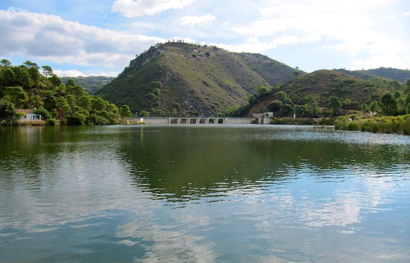 sydkusten's tweet photo. #fotodeldía La presa de Guadalmina, junto al pueblo de @Benahavis  @aytodebenahavis https://t.co/Rs9lQvsc9o