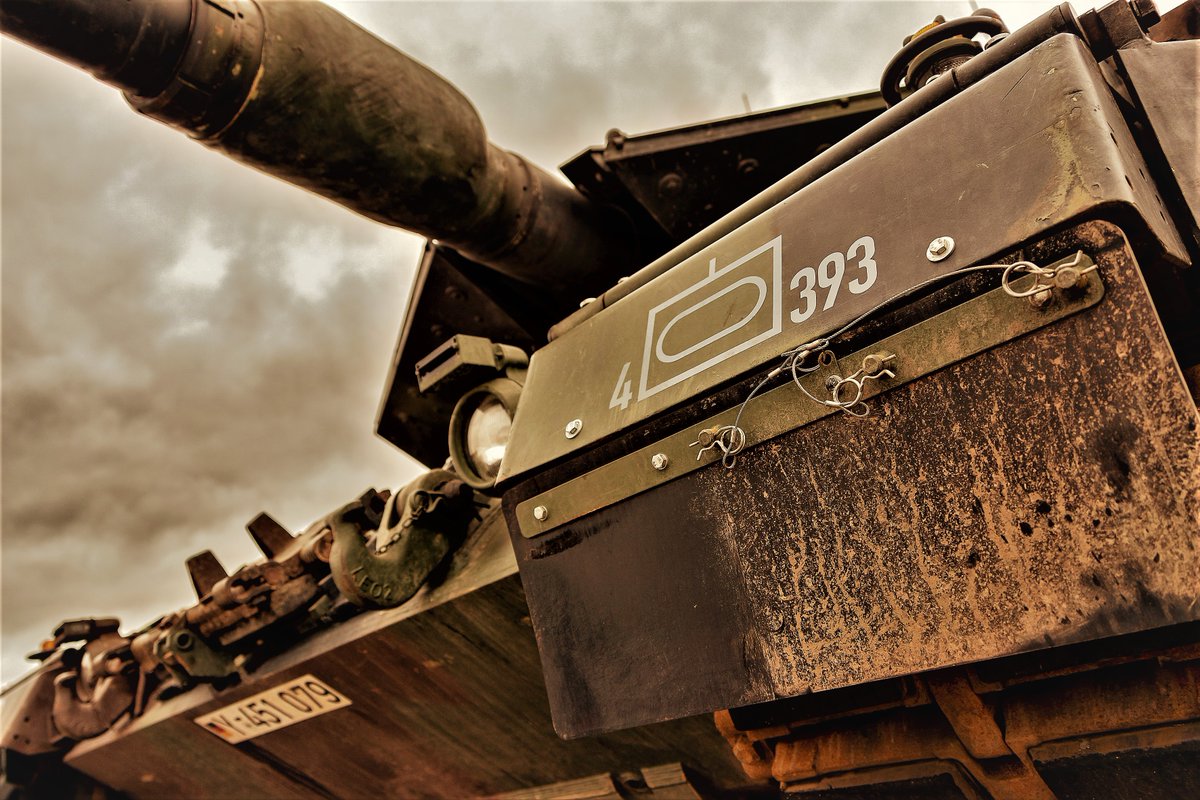 Deutsches_Heer's tweet photo. #digitaltag20: Neue digitale Technologien bestimmen auch den Dienstalltag von tausenden Soldat*innen der #Bundeswehr. So auch im #Leopard2 des #Heer|es. Dessen digitales Herz wird noch stärker. Seht selbst: https://t.co/CdiMG8dgup https://t.co/NJByuDsxLZ