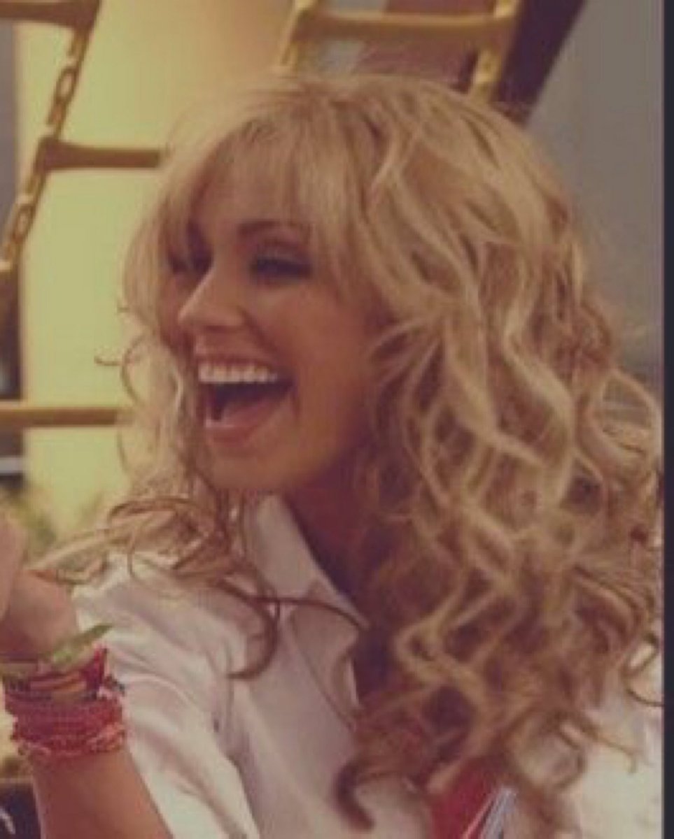 _rebelde_mx1's tweet photo. Yo peda                          //              Yo aún más peda 🤣 https://t.co/Fc6Ha9eEVo