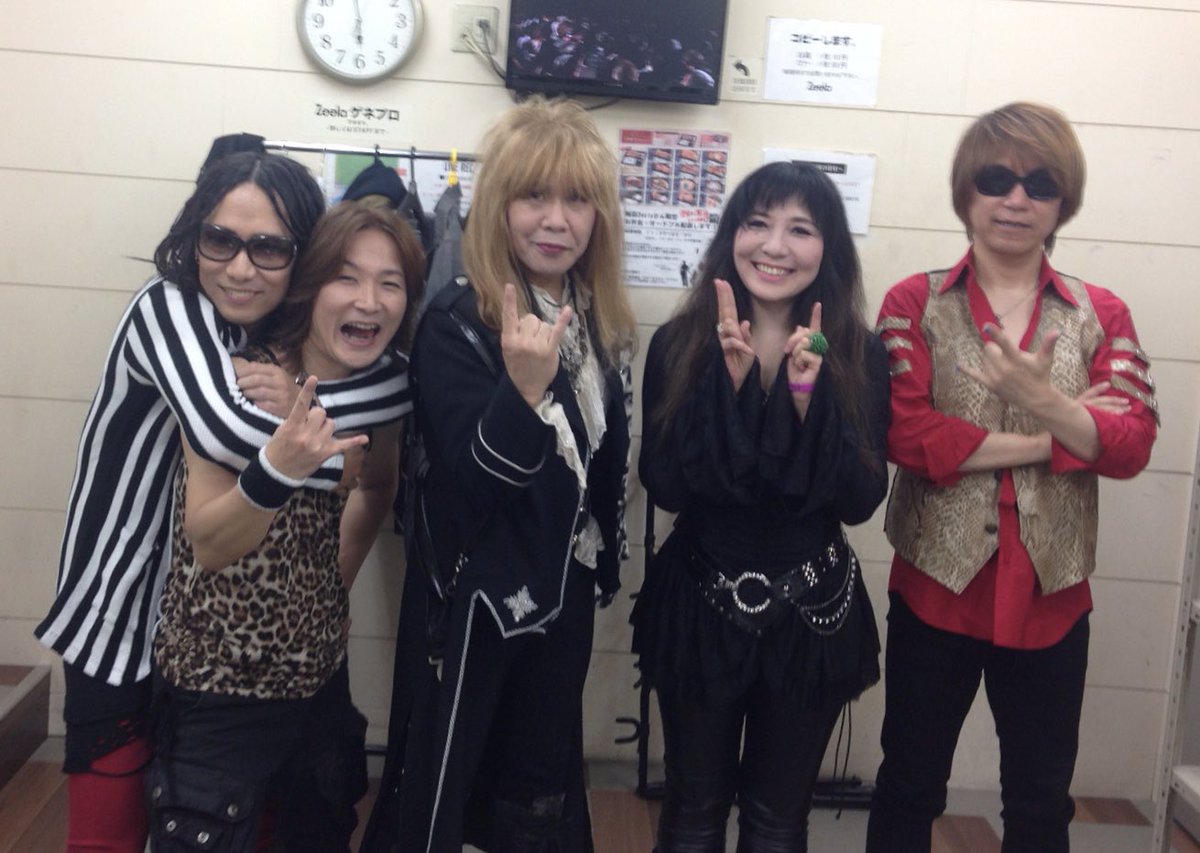okagaki_jill's tweet photo. YOUちゃんが16日に永眠されました。

その数日前に交わした3時間の長電話、最高に楽しかったのにな。

正直きつ過ぎる。

でもまぁ、
俺も もう少ししたら、
そっちに行くだろうから

またセッションやろう。

またしゃぶしゃぶ食べに行こう。

また他愛もない長話をしよう。

35年間ありがとう。 https://t.co/2OocVwurVh