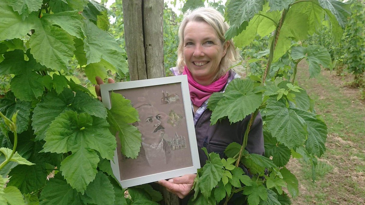 Woah! Congratulations to artist Nicola Nicholas, whose depiction of Isaac Newell with sights from his childhood now has more than 1000 likes on our Facebook page 👏 The artwork has been gifted to our friends at Newell's Old Boys cultural department: m.facebook.com/story.php?stor…