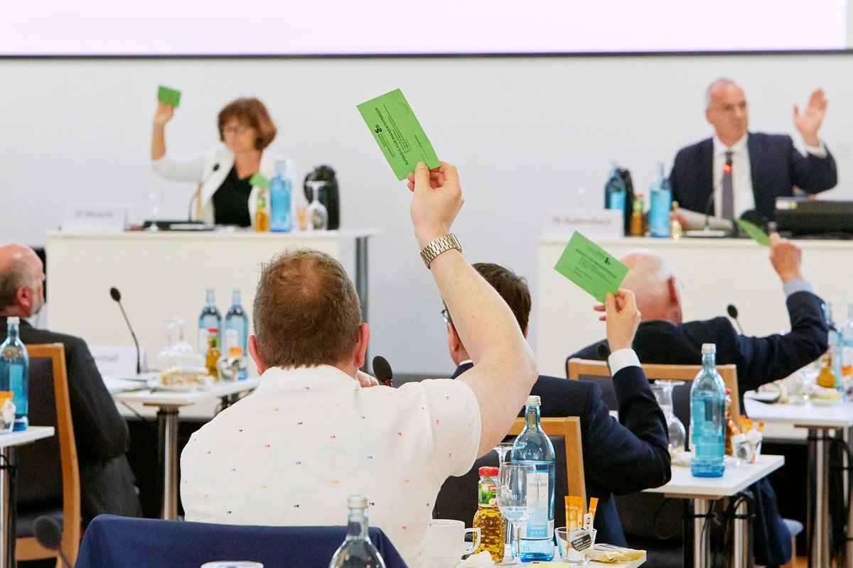 Neue ärztliche Weiterbildungsordnung in Sachsen ab 2021. Diese gliedert sich dann in 51 Facharzt-, 10 Schwerpunktkompetenzen sowie 57 Zusatz-Weiterbildungen. Für bisherige Weiterbildungsordnung gilt Übergangsfrist von 7 Jahren, für Schwerpunkt- und Zusatz-Weiterbildungen 3 Jahre.