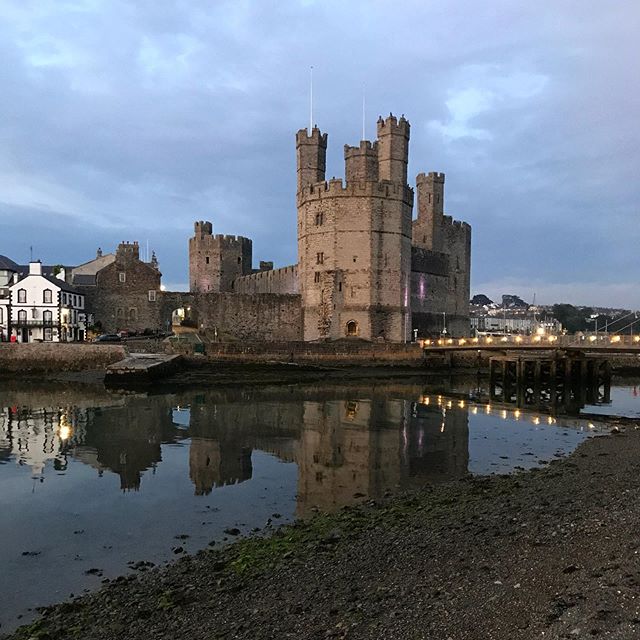 WalesTrails's tweet photo. Caernarfon Castle this week at dusk 🏰 Machlud Castell Caernarfon 🌅 #mywalestrails . . . . #castle #welshcastles #northwales #castellcaernarfon #dusk #twilightsky #walkingwales #ukwalking #wewalkaround #roamsweetroam…

📸 https://t.co/UPwePlJlrM via https://t.co/IFM5z5YKmS https://t.co/RwjiYo3BQb