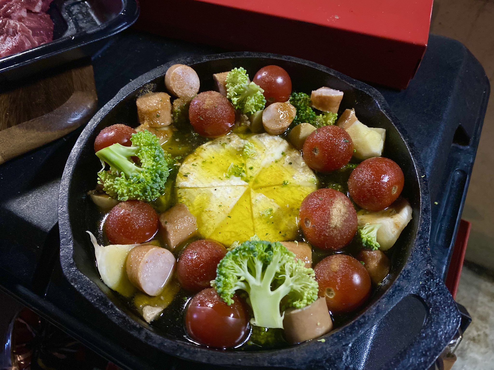 ｔｏｍｍｙ Tridents 本日のキャンプ飯１品目 カマンベールチーズのアヒージョ スキレットの真ん中にカマンベールをドンっ 周りにニンニク ブロッコリー ミニトマト ウインナーを入れて オリーブオイルと適当な味付けをして加熱するだけ 溶けた