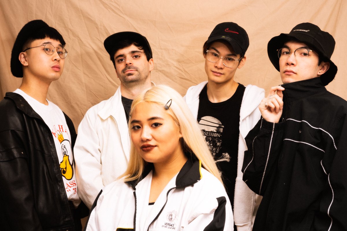 #KitsuneSingle | Discover <a href="/DaceyAndrada/">DACEY</a>’s eclectic universe with ‘Broccoli’s Keeper’, a beautiful songcraft mixing R&amp;B, Hip Hop and a subtil touch of soul music 🥦 
- 
Listen now 👉 kitsune.lnk.to/playlist