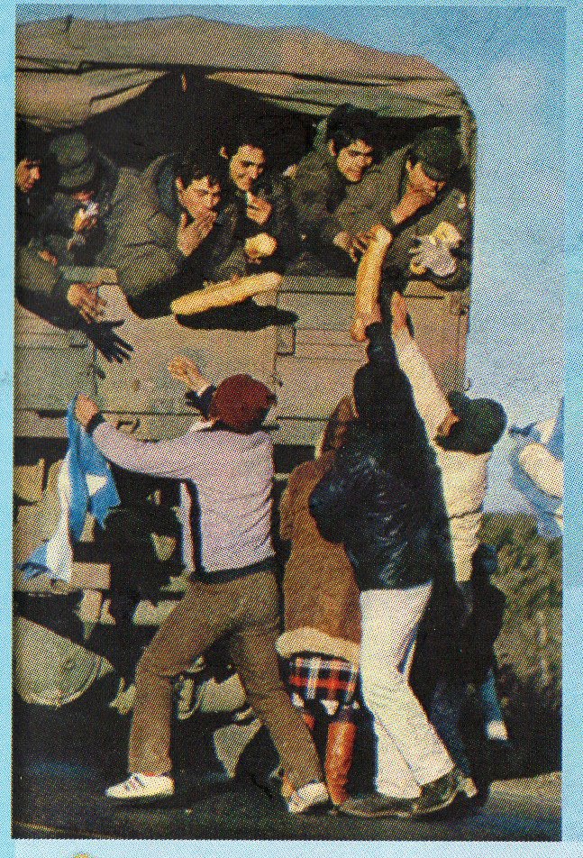 coragamarnik's tweet image. 1- Hoy se cumplen 38 años de esta foto y escribí esto...
Algunas veces una sola foto logra contar una historia. Revivir un recuerdo, transformarse en denuncia, hablar de una guerra. Es el caso de esta imagen tomada el 19 de junio de 1982 en Puerto Madryn.