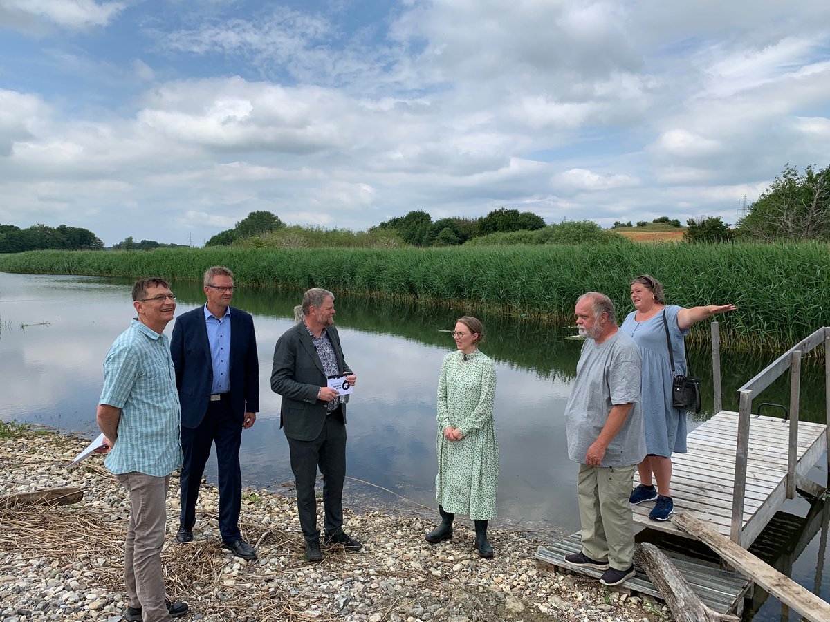 Miljøminister <a href="/LeaWermelin/">Lea Wermelin</a> var i dag på besøg i Jyllinge Nordmark, hvor Roskilde og Frederikssund Kommuner ønsker at gå i gang med det planlagte kystbeskyttelsesprojekt. #dkgreen #dkpol #dkklima