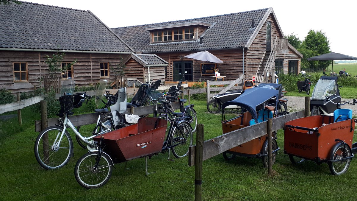 Lekker op de fiets naar de kinderboerderij! 
#hilversum #gooi #bakfiets #uitje 🐄☀️🚴‍♂️🐖🍒