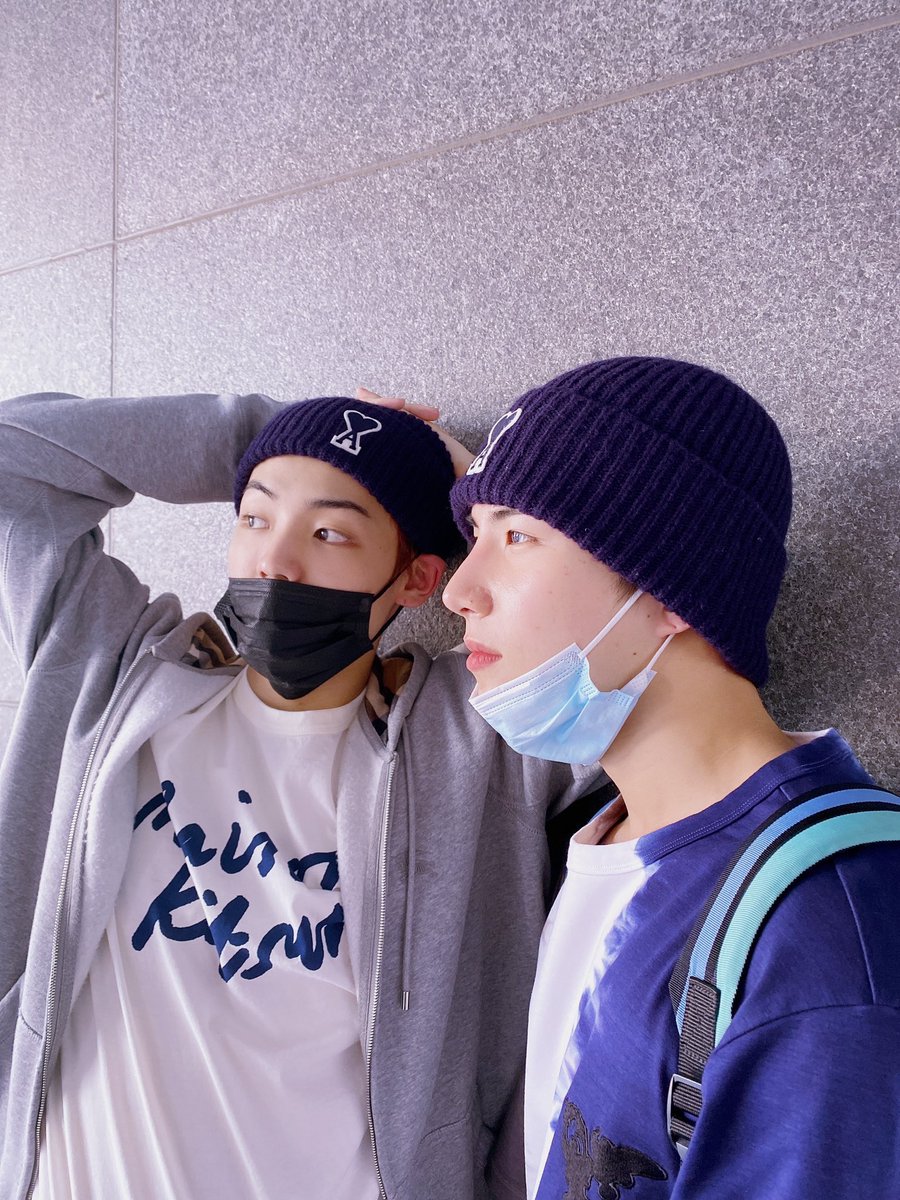 SehyoonThailand's tweet photo. [TRANS] 200619 
A.C.E Official Twitter

[#ACE_MoBro]

อะไรเนี่ย? 
ไม่ได้นัดกัน แต่ก็ดูเหมือนนัดกันเนอะ...
แน่นอน เพราะเป็น MoBro อ่ะนะ ❤

#ACE #에이스 https://t.co/w9IVETIGcR