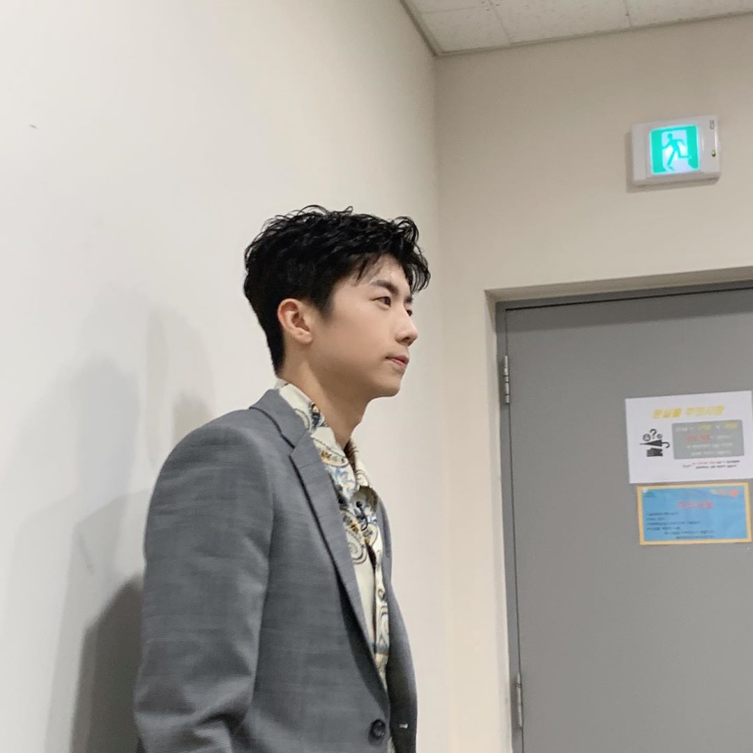 Italia2pm's tweet photo. [@follow_2PM IG] 
"Sapete lo spelling di Everest? 🙋🏻‍♀️ #quelloè #naso_diWooyoung #2pmstagram "
*Nota : non si capisce se Wooyoung stesse promuovendo la canzone di Jun.K o lo ha detto perché in Corea apprezzano i nasi "alti" https://t.co/NJJCQHDzdh