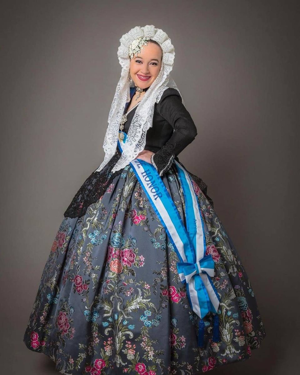 Nuestra belleza Alba Flores y su Dama Nerea Flores han querido darle un poco de color a este mes tan oscuro. Nos queda un camino por recorrer juntas, en un abrir y cerrar de ojos estamos en junio del 2021.