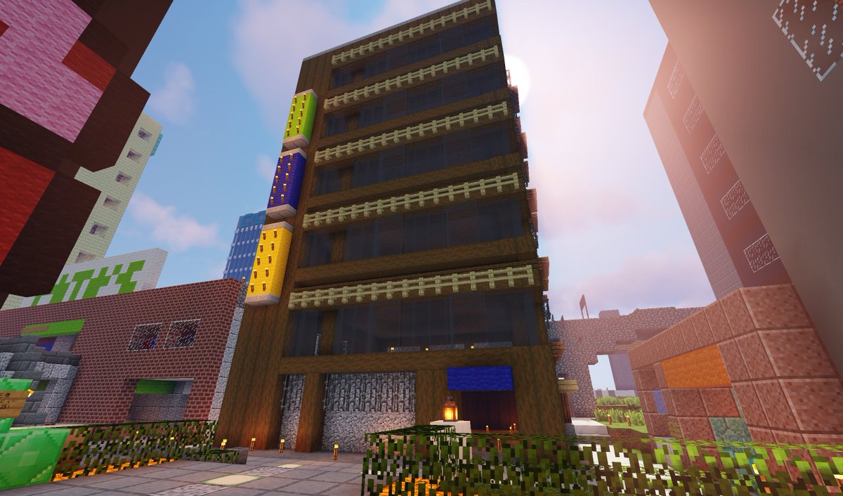 Kagamimochi Minecraft V Twitter 古めの簡単な雑居ビルを建てました これで江府駅前の再開発が完了です マイクラ Minecraft Minecraft建築コミュ バニラ建築学部