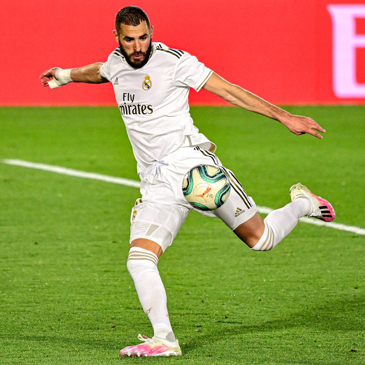 ashweencr7's tweet photo. The most underrated and under appreciated footballer in the world.
@Benzema @realmadrid https://t.co/8GhpCAr9Pe