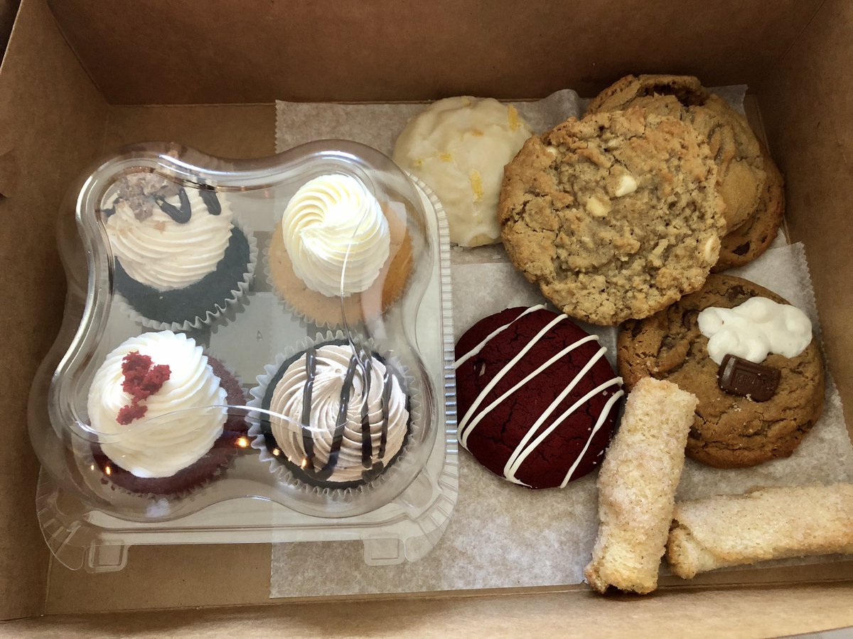 LorainFoodSpots's tweet photo. Needed a last minute dessert so I called Cakes By The Lake. I was received w/friendly greeting resulting in the prompt delivery of deliciousness. I requested an assortment of cupcakes &amp; cookies and this is the result! SO GOOD! Welcome to Lorain &amp; keep on bakin’ on! #LorainEats https://t.co/TklD1SSx1e
