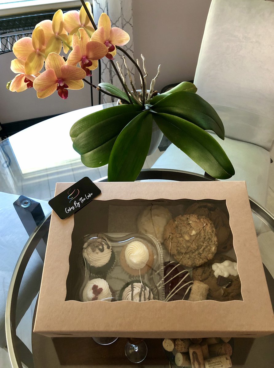 LorainFoodSpots's tweet photo. Needed a last minute dessert so I called Cakes By The Lake. I was received w/friendly greeting resulting in the prompt delivery of deliciousness. I requested an assortment of cupcakes &amp; cookies and this is the result! SO GOOD! Welcome to Lorain &amp; keep on bakin’ on! #LorainEats https://t.co/TklD1SSx1e
