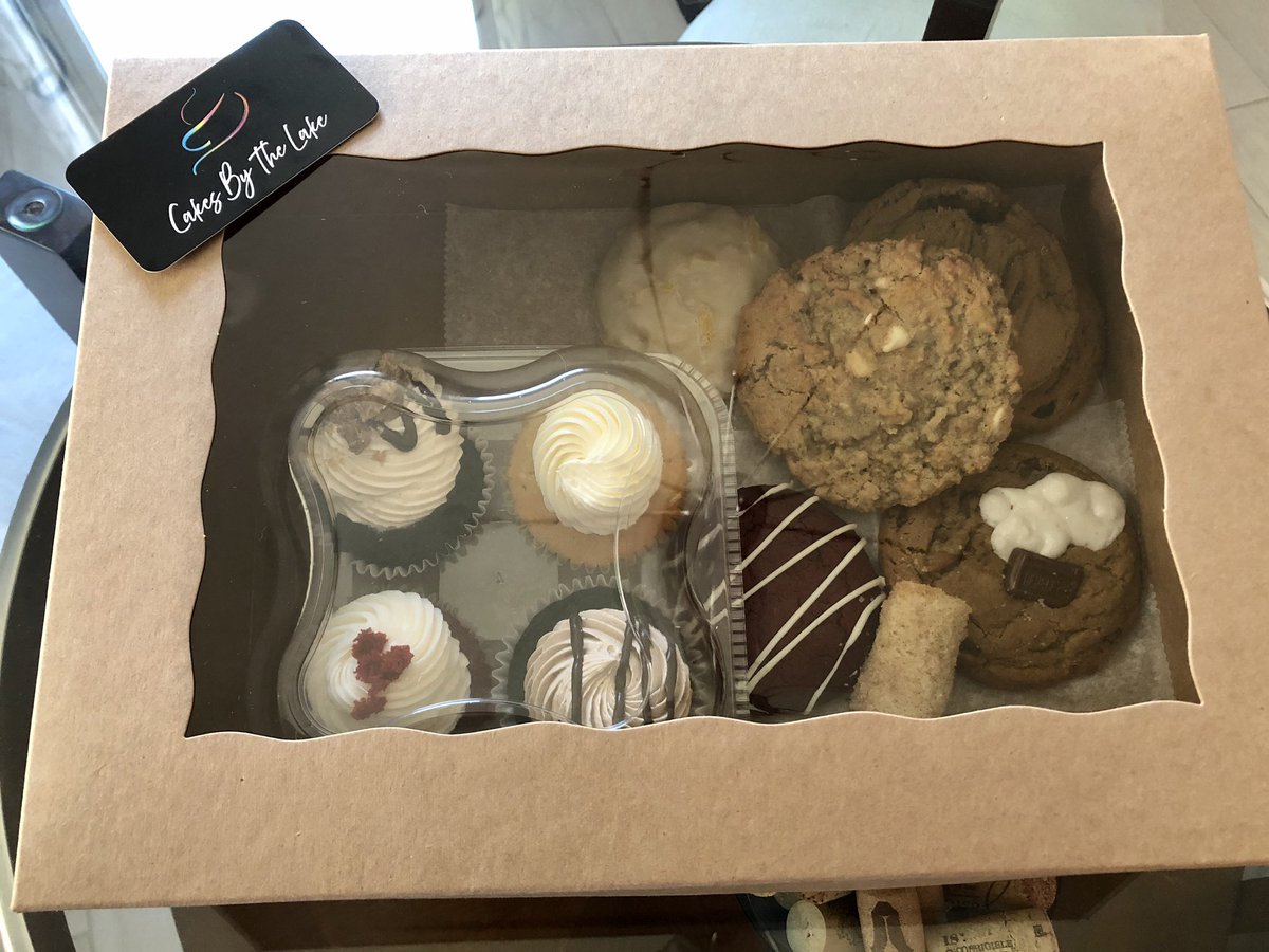 LorainFoodSpots's tweet photo. Needed a last minute dessert so I called Cakes By The Lake. I was received w/friendly greeting resulting in the prompt delivery of deliciousness. I requested an assortment of cupcakes &amp; cookies and this is the result! SO GOOD! Welcome to Lorain &amp; keep on bakin’ on! #LorainEats https://t.co/TklD1SSx1e