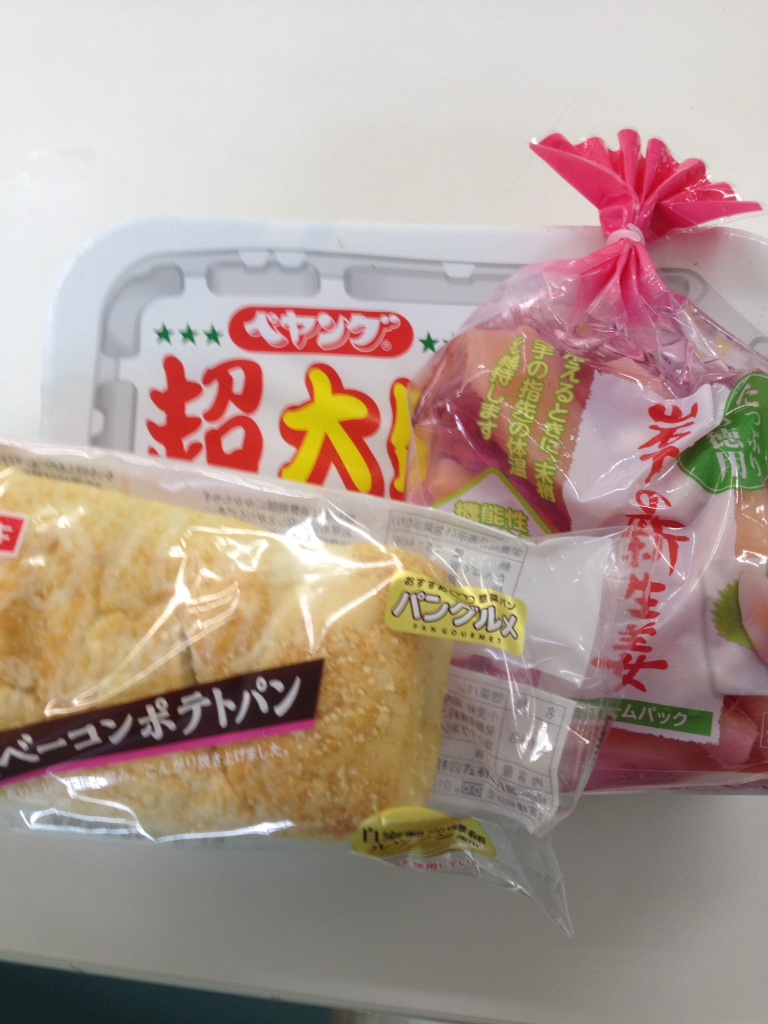 newwankusama's tweet photo. 明日を逃すと洗濯のチャンスがしばらくないというのに、まだ終わらないので晩ご飯調達
ペヤングは超大盛の上のサイズだと塩分が1日の目安超えちゃうせいかソース薄味で宜しくない
岩下の新生姜ドッサリトッピング、そしてサイドメニューに惣菜パンで乗り切るしか https://t.co/z6OJDB2AmX