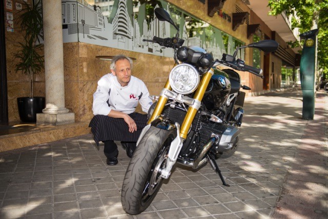 Cuando cuelgo la chaquetilla me gusta disfrutar de otra de mis mayores aficiones: montar en moto. 🏍

Esa sensación de libertad al recorrer rutas y caminos desconocidos no tiene precio. ¡Este fin de semana toca dedicarme unas horas! 👏

#CocinaEnEvolución