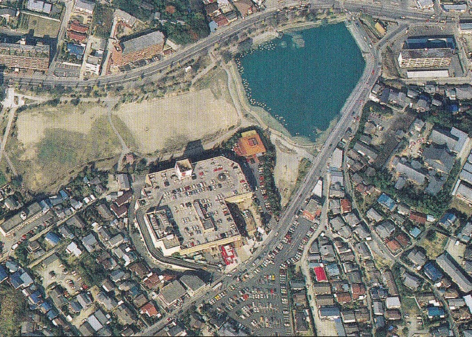 アシマネ 野間アピロス 6144 0493 福岡市南区柳河内1丁目2番 1976年開業 野間大池 公園に隣接した大階段が特徴だった3層の大型sc デイリークイーンがあった ダイエー野間店 末期には上層階はコジマ 05年閉店後解体 現在はダイワハウス系のパセオ アシマネ 野間アピロス 6144 0493 福岡市南区柳河内1丁目2番 1976年開業 野間大池 公園に隣接した大階段が特徴だった3層の大型sc デイリークイーンがあった ダイエー野間店 末期には上層階はコジマ 05年閉店後解体 現在はダイワハウス系のパセオ