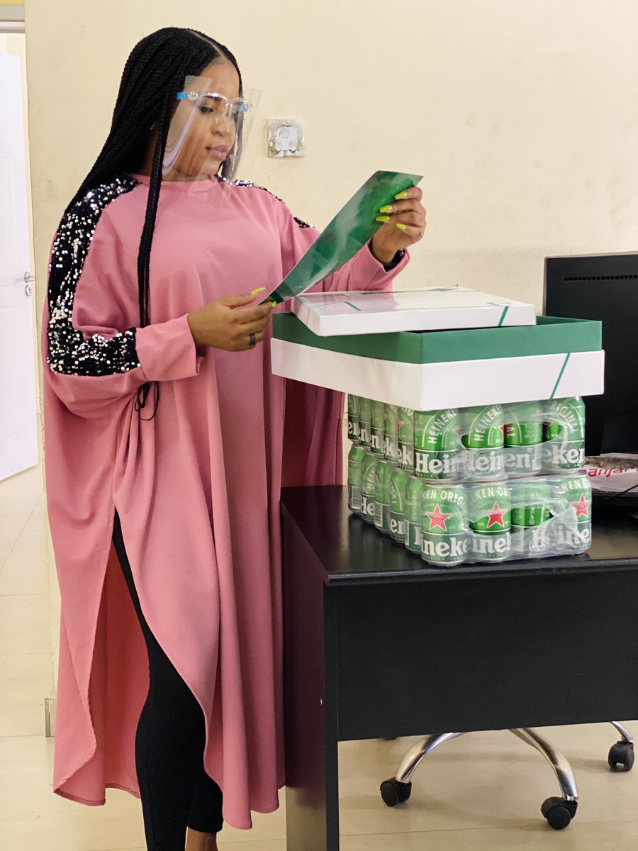 ELSiEiSY's tweet photo. I don’t like what I hate so please when next you see me, call me CHAIRMAN! 

With ❤️ from @Heineken_NG 

I will be sending Cans of Heineken to you. If you are interested, do RT and check the next tweet and don’t forget to call me - CHAIRMAN 😂 https://t.co/0TyI6BGJbY