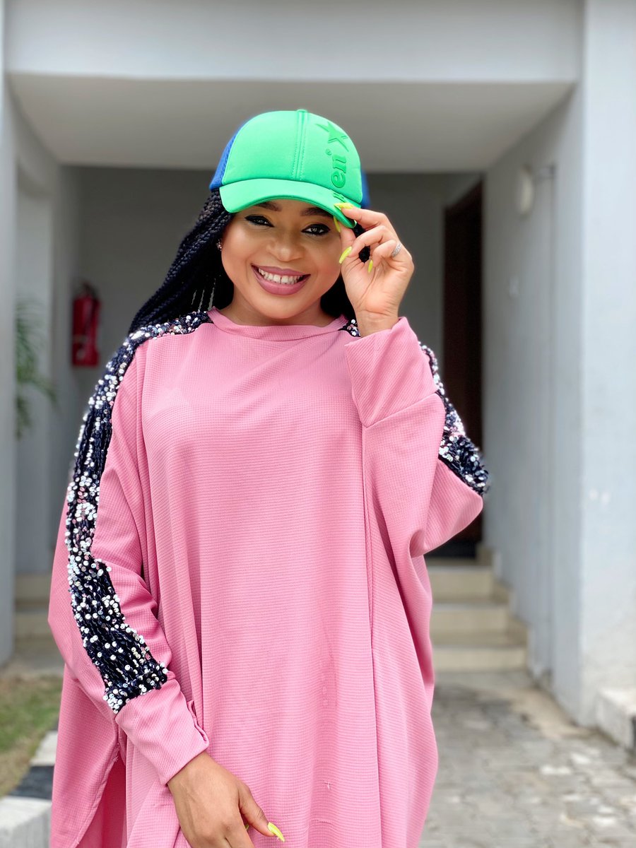 ELSiEiSY's tweet photo. I don’t like what I hate so please when next you see me, call me CHAIRMAN! 

With ❤️ from @Heineken_NG 

I will be sending Cans of Heineken to you. If you are interested, do RT and check the next tweet and don’t forget to call me - CHAIRMAN 😂 https://t.co/0TyI6BGJbY